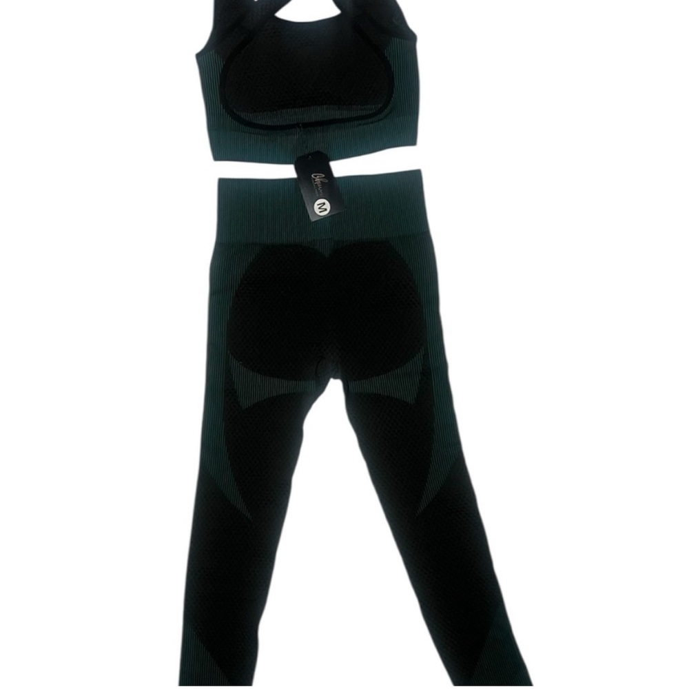 2-Piece Activewear Set - Sports Bra & High-Waist Leggings - Black/Green
Set - Picture 6 of 6